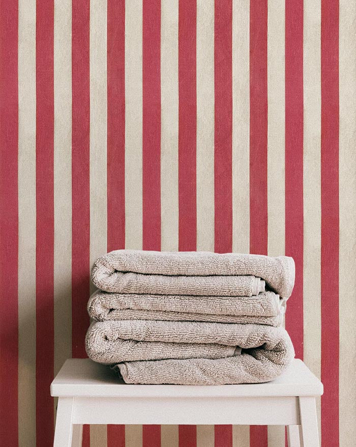 Papier peint "Rayures rouges"